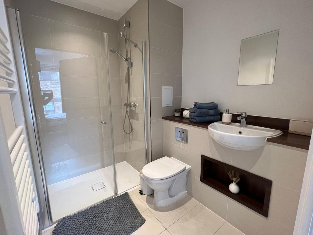 Modern 2Br 2Ba Apt Wparking Sleeps 6 Comfortably London Exterior foto
