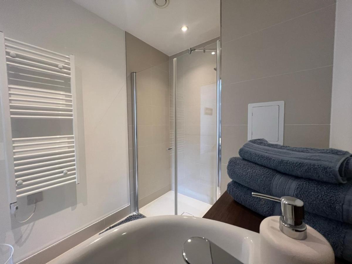 Modern 2Br 2Ba Apt Wparking Sleeps 6 Comfortably London Exterior foto